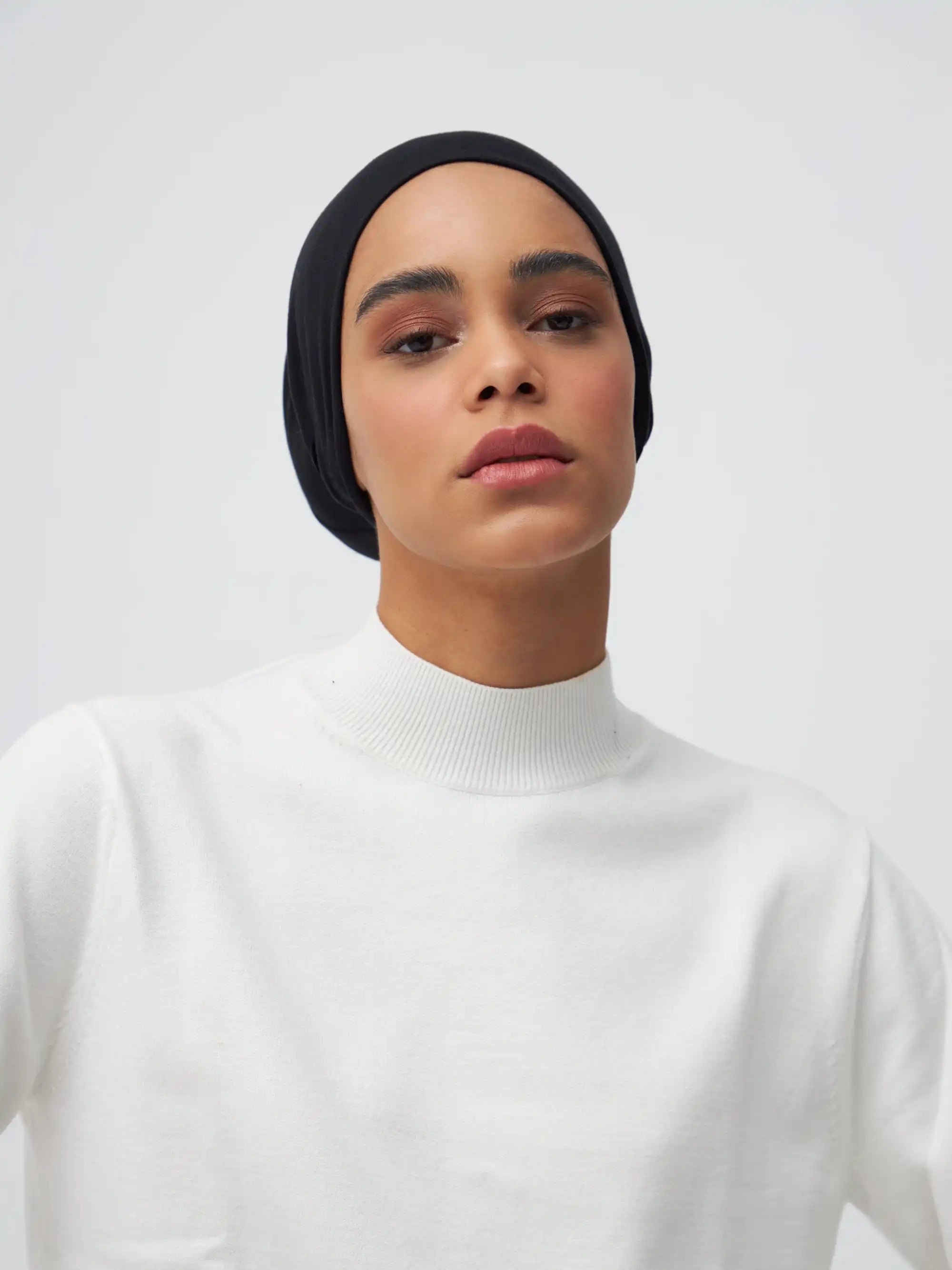 Slit Tie Back Bone - Black