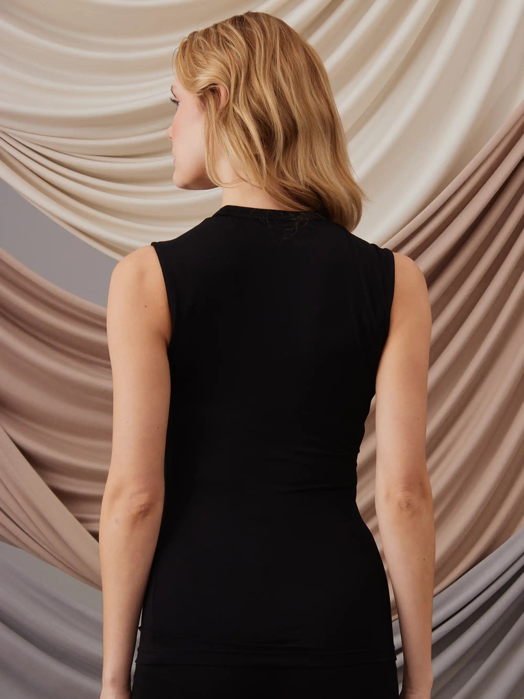 Sleeveless Layer - Black